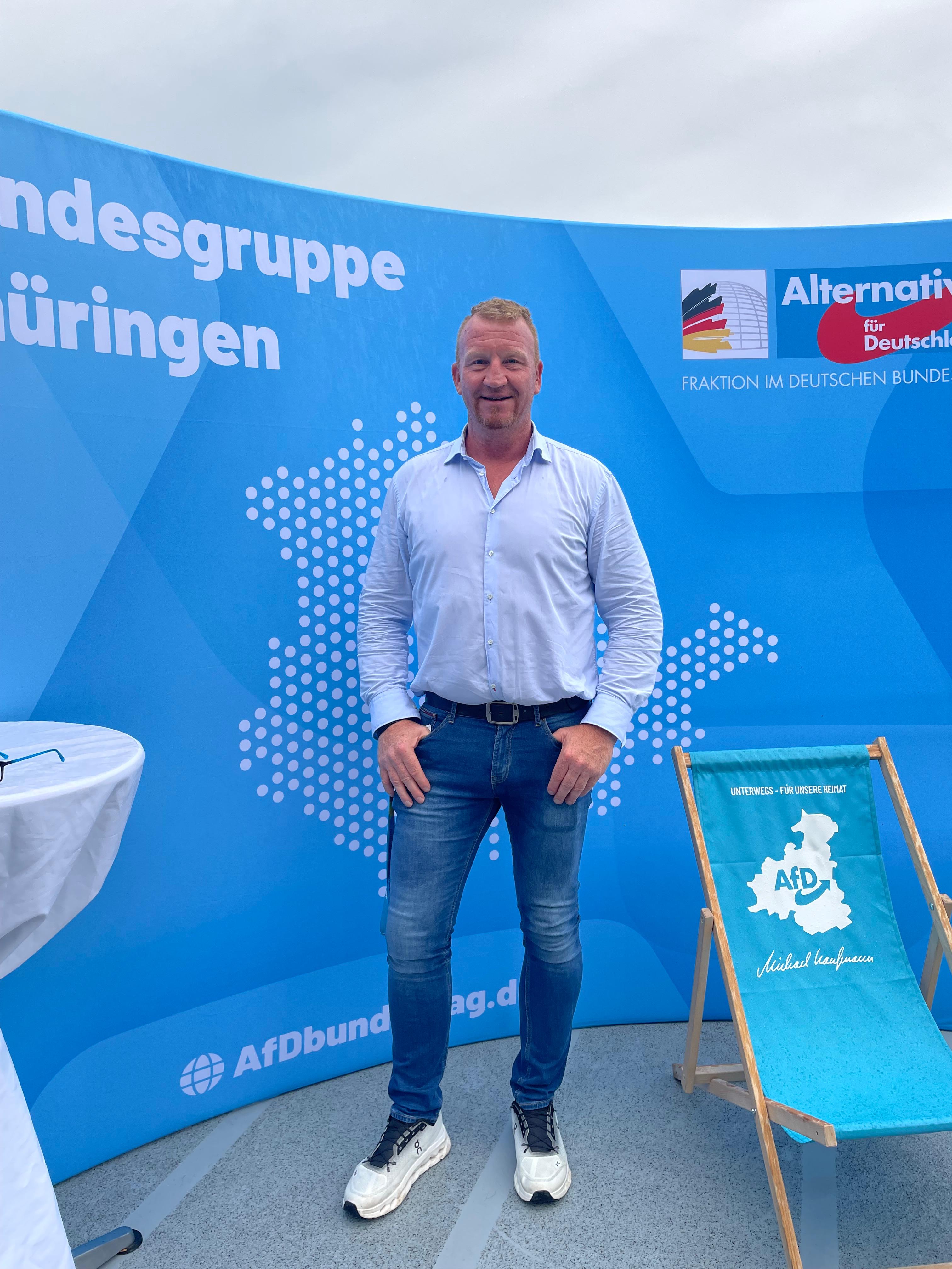 Denis Häußer vor Wand